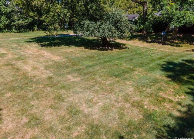 Property at 25690 W 14 Mile Rd, Bloomfield Hills, MI 48301, 2 beds, 1 bath