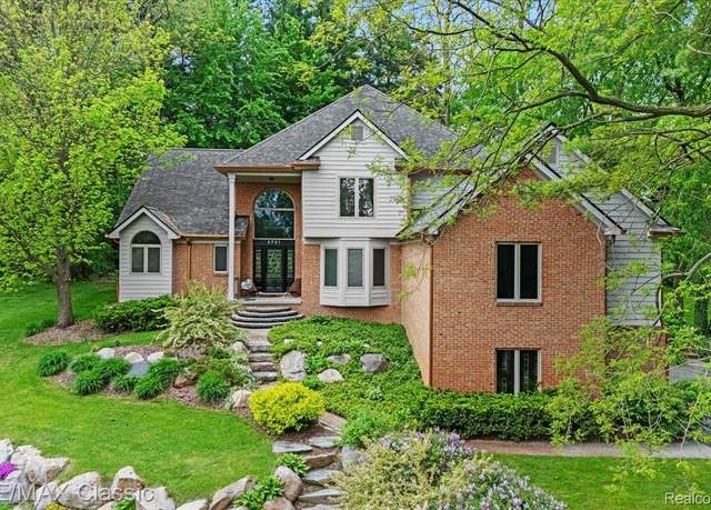 Property at 5721 Coralwood Ct, Commerce Twp, MI 48382, 5 beds, 3.5 baths