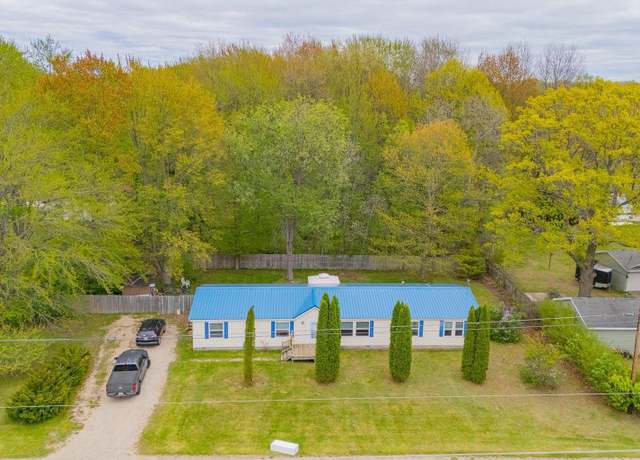 Property at 299 Cloverleaf Ln, Houghton Lake, MI 48629, 3 beds, 2 baths