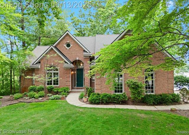 Property at 3241 Governors Ln, Commerce Twp, MI 48390, 4 beds, 3.5 baths