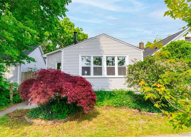 Property at 3820 17th St, Grosse Ile, MI 48192, 2 beds, 1 bath