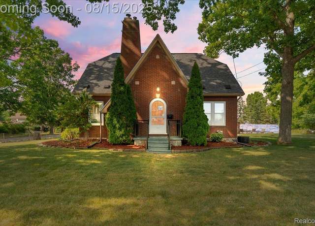 Property at 601 1st St, Fenton, MI 48430, 3 beds, 2.5 baths
