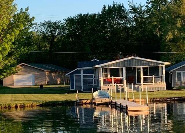 Property at 996 Lakeview Dr, Brooklyn, MI 49230, 2 beds, 1 bath