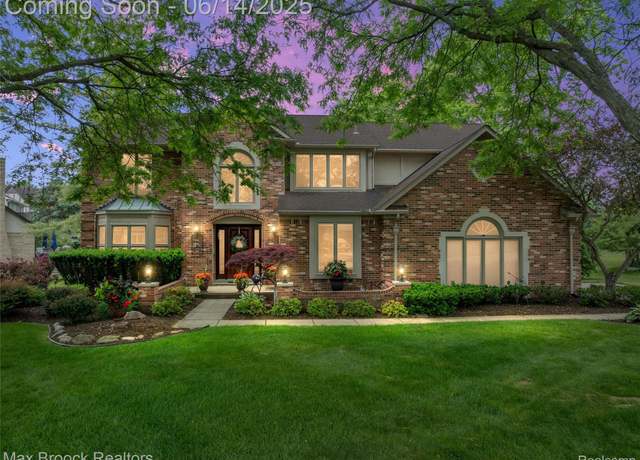 Property at 885 Timberline Dr, Rochester Hills, MI 48309, 4 beds, 3 baths
