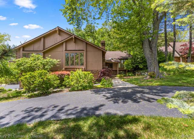 Property at 2211 Shore Hill Dr, West Bloomfield, MI 48323, 4 beds, 3.5 baths