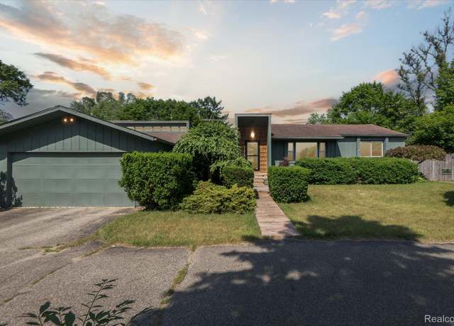 Property at 265 Airport Rd, Waterford, MI 48329, 3 beds, 2 baths