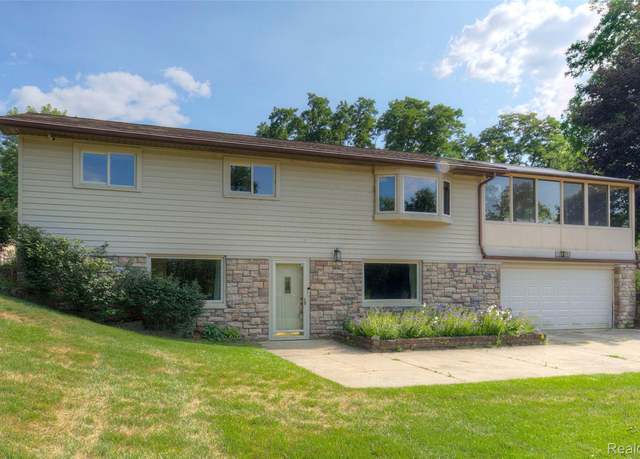 Property at 2967 Maganser Dr, Wixom, MI 48393, 3 beds, 2 baths