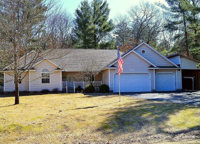 Property at 102 James Sq, Roscommon, MI 48653, 4 beds, 3.5 baths