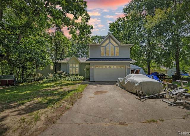 Property at 2680 Pardee Rd, Howell, MI 48843, 4 beds, 2.5 baths