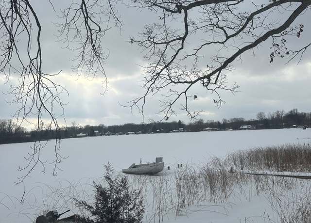 Property at 5070 Island Shore Dr, Pinckney, MI 48169, 4 beds, 1 bath