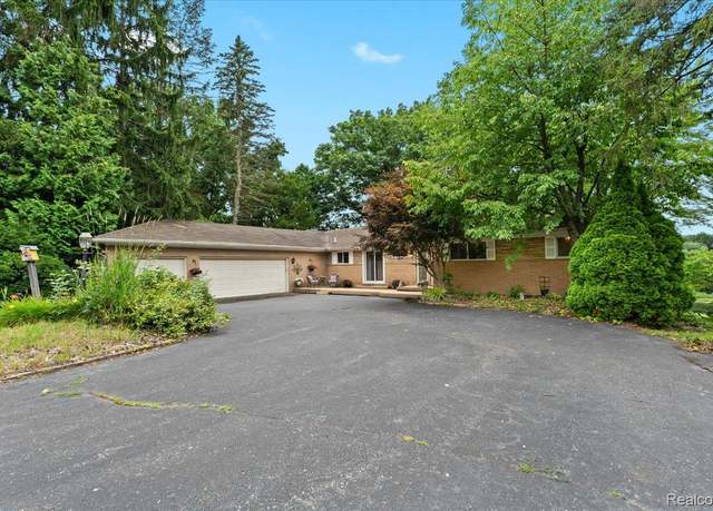 Property at 1540 Milford Hills Dr, Milford, MI 48381, 4 beds, 3.5 baths