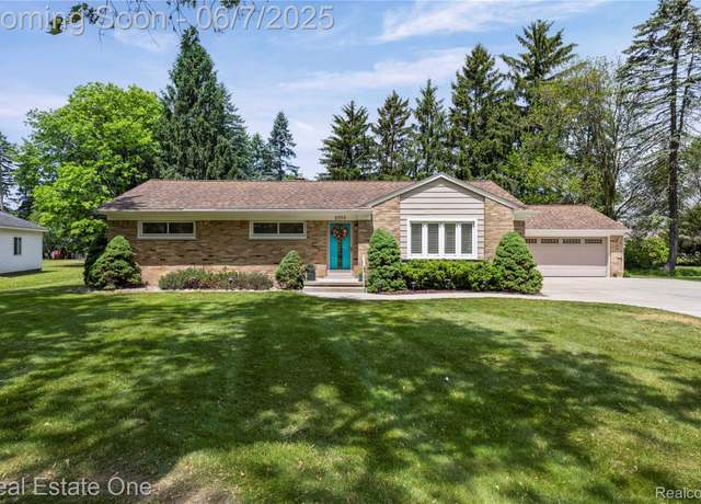 Property at 2253 Robell Dr, Commerce Twp, MI 48390, 3 beds, 1.5 baths