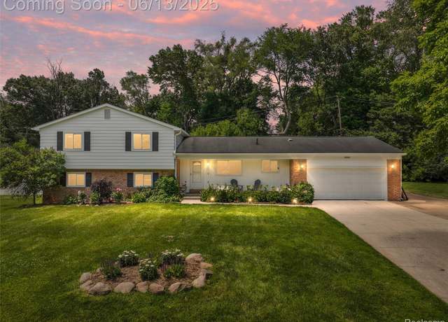 Property at 24960 S Cromwell Dr, Franklin, MI 48025, 4 beds, 2.5 baths