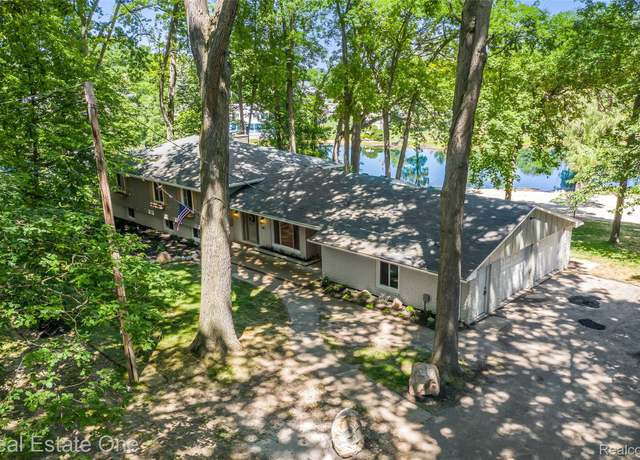Property at 396 Hickory Ln, Lapeer, MI 48446, 4 beds, 4 baths