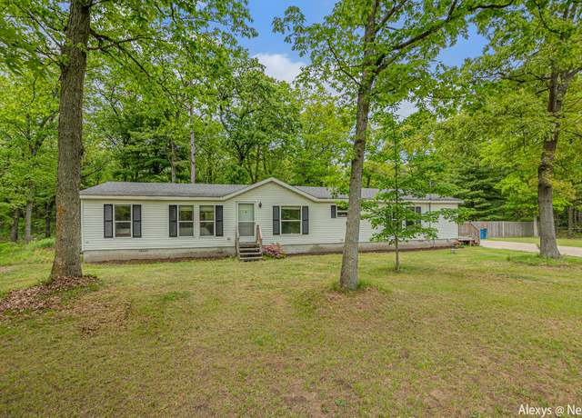Property at 825 S Broton Rd, Muskegon, MI 49442, 4 beds, 2 baths