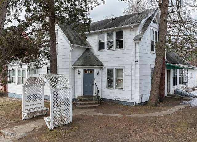 Property at 206 New York Ave, Dowagiac, MI 49047, 2 beds, 3 baths
