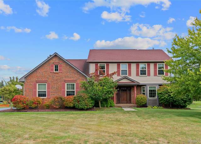 Property at 2185 Chestnut Cir, Lake Orion Village, MI 48360, 4 beds, 2.5 baths