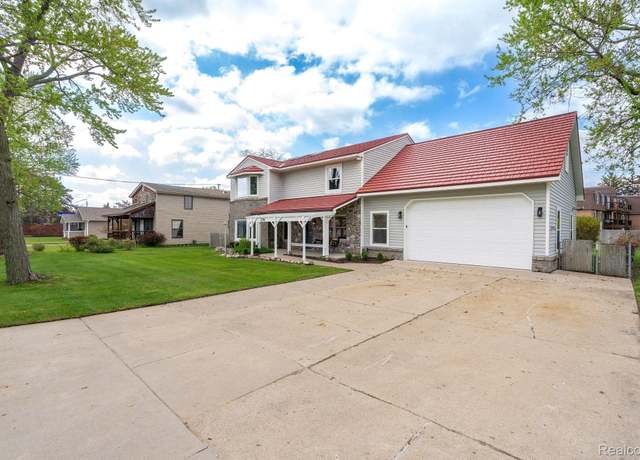 Property at 3246 Millwall Ave, Keego Harbor, MI 48320, 4 beds, 2.5 baths