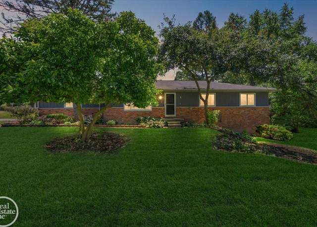 Property at 3910 Lake Oakland Shores Dr, Waterford, MI 48329, 3 beds, 1.5 baths