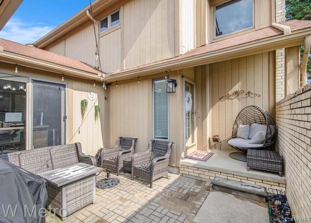 Property at 6271 Potomac Cir, West Bloomfield, MI 48322, 2 beds, 1.5 baths