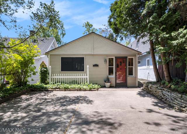Property at 4044 Fieldview Ave, West Bloomfield, MI 48324, 2 beds, 1 bath