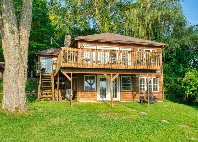 Property at 6304 Appleton Dr, Brighton, MI 48116, 2 beds, 2 baths