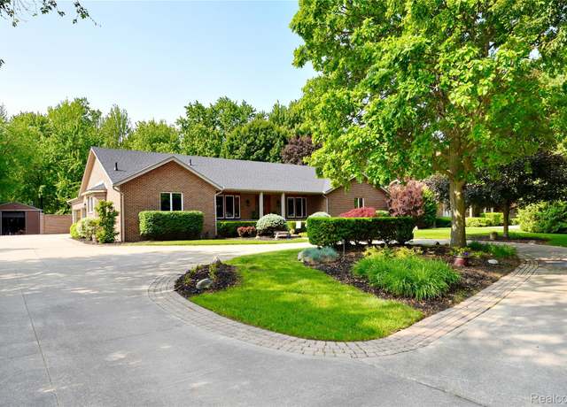Property at 960 Eckford Dr, Troy, MI 48085, 5 beds, 5 baths