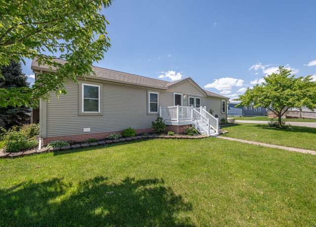 Property at 842 Franklin Blvd, Monroe, MI 48161, 3 beds, 2 baths