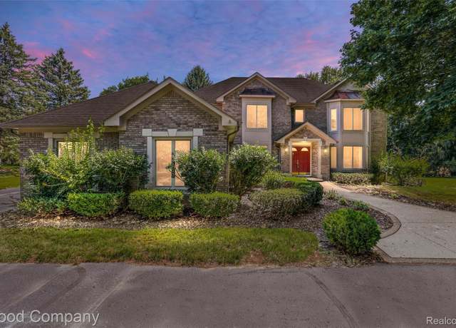Property at 801 Shrewsbury Dr, Clarkston, MI 48348, 4 beds, 3 baths