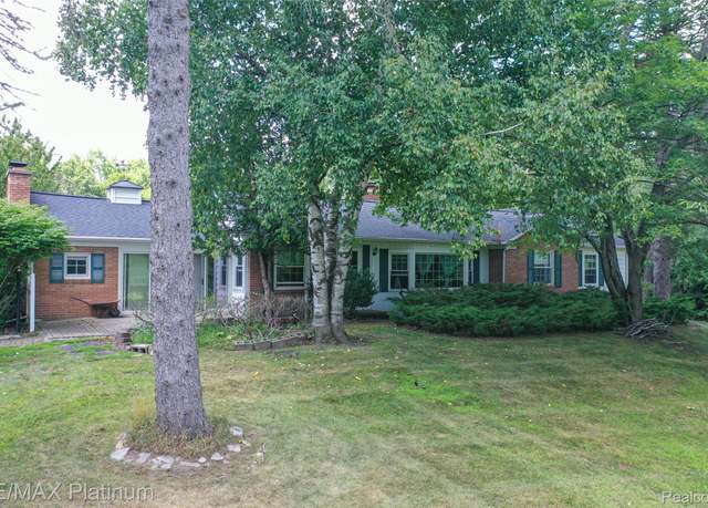 Property at 205 Jayne Rd, Fenton, MI 48430, 3 beds, 2.5 baths