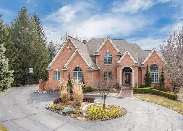 Property at 4555 Valley View Pt, Rochester, MI 48306, 4 beds, 4.5 baths