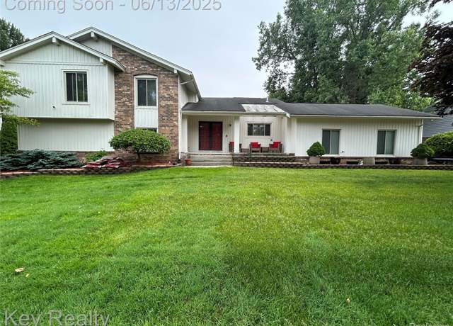 Property at 34423 Lakehurst Dr, Farmington, MI 48331, 5 beds, 2.5 baths