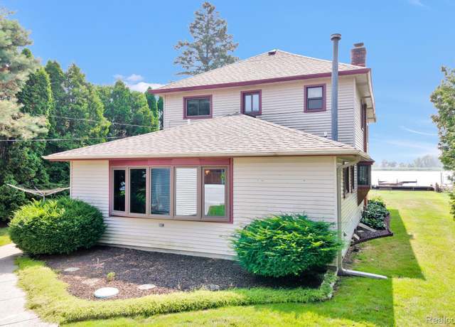 Property at 429 Edgewater Dr, Algonac, MI 48001, 5 beds, 2 baths