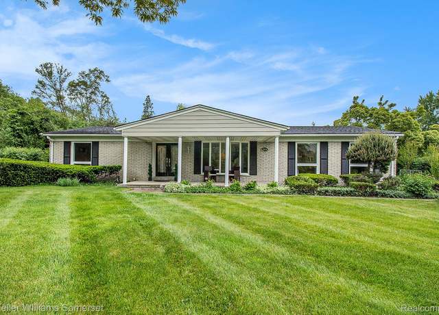 Property at 2840 Rossmoor Cir, Bloomfield Hills, MI 48302, 4 beds, 3 baths