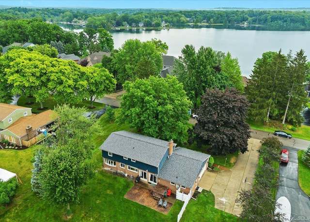 Property at 1163 Long Lake Dr, Hartland Township, MI 48114, 4 beds, 3 baths