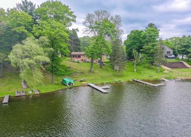 Property at 63 Lakeview Dr, Oxford, MI 48370, 3 beds, 2 baths