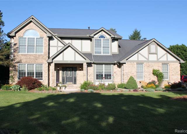 Property at 300 Crestway Ct, Saline, MI 48176, 4 beds, 3 baths