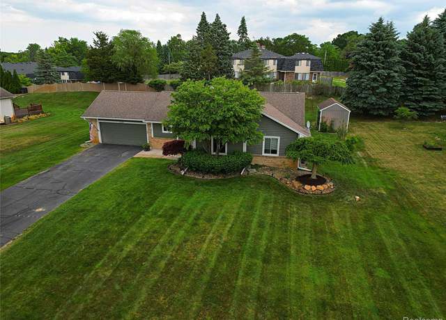 Property at 1640 High Pointe Dr, Commerce Twp, MI 48390, 3 beds, 2 baths