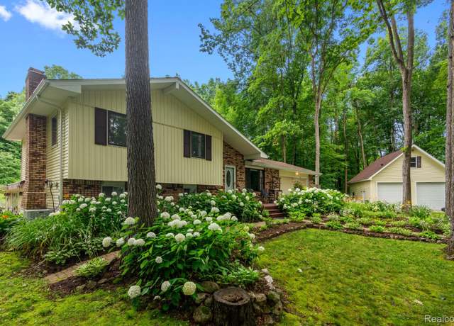 Property at 5500 Hartland Rd, Fenton, MI 48430, 3 beds, 2.5 baths