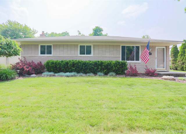 Property at 40755 Oakwood Ct, Clinton Township, MI 48038, 3 beds, 2 baths