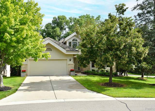Property at 6536 Pleasant Lake Ct, West Bloomfield, MI 48322, 4 beds, 2.5 baths