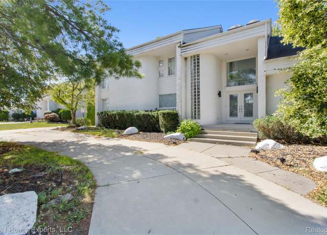 Property at 5727 Royal, West Bloomfield Charter Township, MI 48322, 5 beds, 5.5 baths