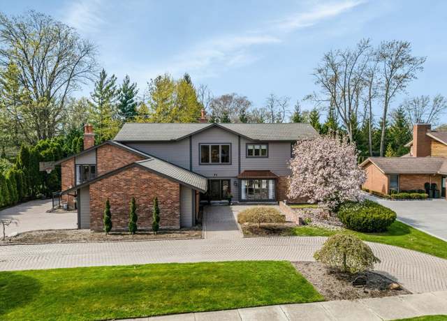Property at 71 Woodland Shores Dr, Grosse Pointe Shores, MI 48236, 5 beds, 4 baths