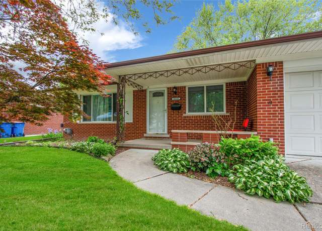 Property at 31835 Wellston Dr, Macomb, MI 48093, 3 beds, 2 baths