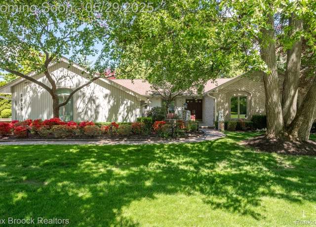 Property at 1816 Ledbury Dr, Bloomfield Hills, MI 48304, 3 beds, 3.5 baths