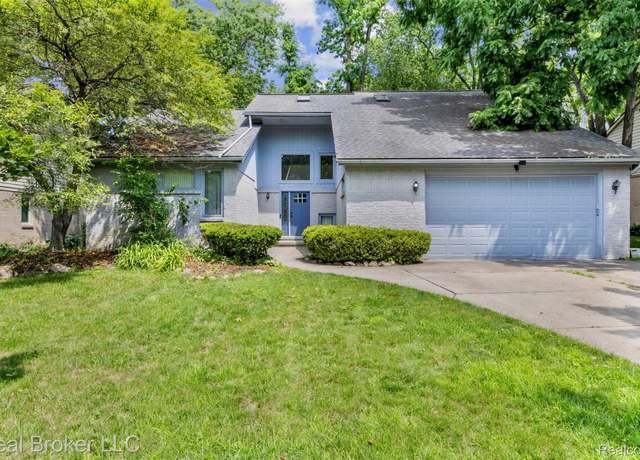 Property at 3195 Green Oaks Dr, West Bloomfield, MI 48324, 4 beds, 3 baths