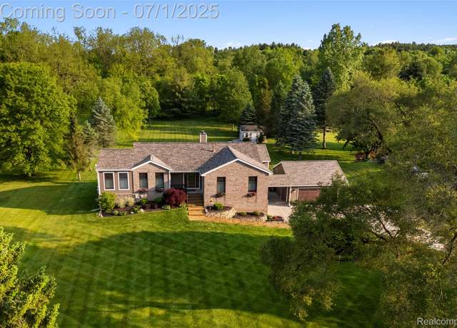 Property at 5131 Navajo Trl, Pinckney, MI 48169, 4 beds, 3.5 baths