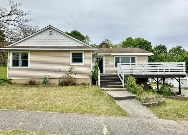 Property at 424 E North St, Cadillac, MI 49601, 3 beds, 3 baths