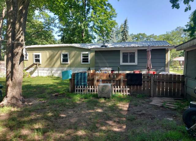 Property at 818 Crestwood Ln, Traverse City, MI 49686, 2 beds, 1.5 baths