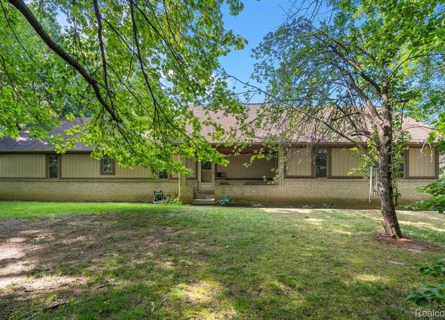 Property at 1500 Rustic Ln, Commerce Twp, MI 48390, 4 beds, 3 baths